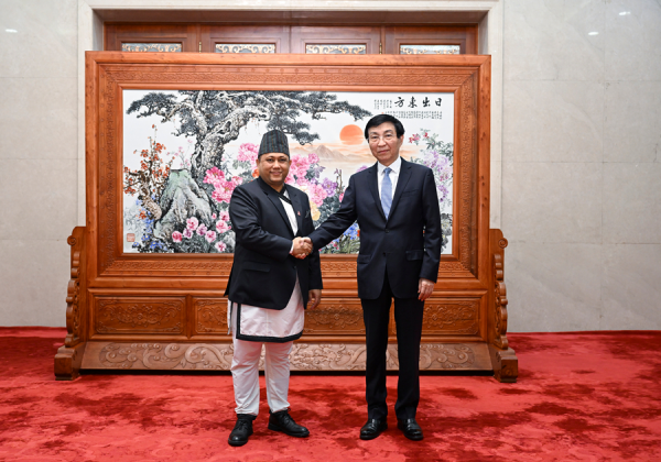 王沪宁会见尼泊尔外交部长希西尔.jpg
