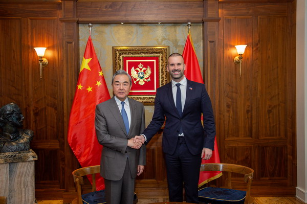 黑山总理1_缩小大小.jpg