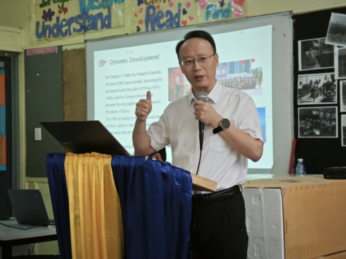 驻瑙鲁大使吕进走进瑙校园为中学生讲授公开课_中华人民共和国外交部