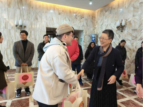 驻罗马尼亚使馆临时代办华亚芳出席使馆举办的2025年“温暖迎春·共庆中国年”留学生慰问活动_中华人民共和国外交部