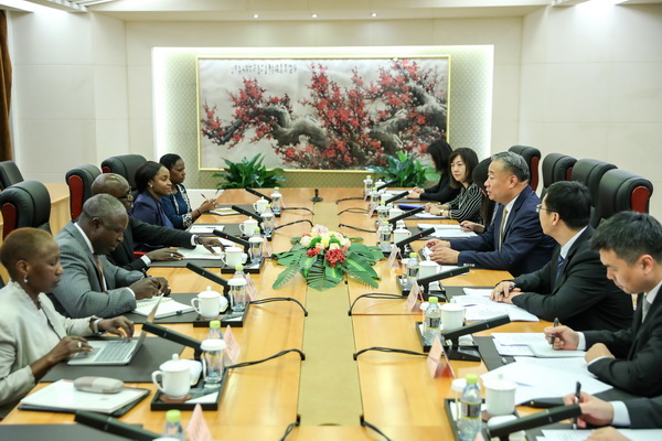 苗部长见肯尼亚照片.jpg
