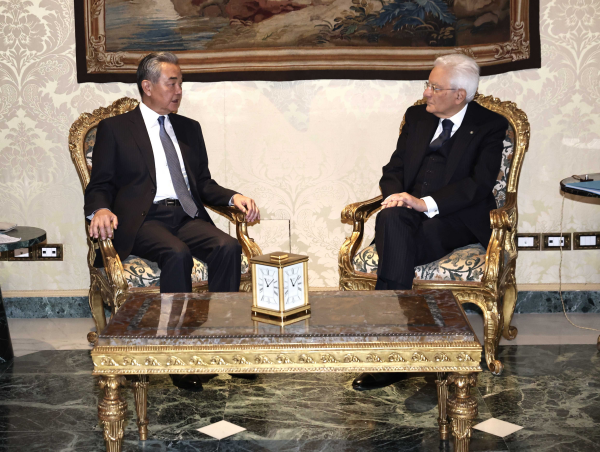 王毅 意大利1.jpg