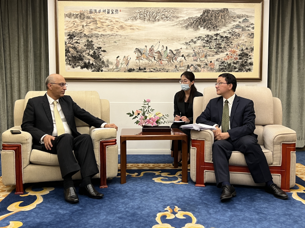 消息稿0901外交部亚洲司司长刘劲松会见巴基斯坦驻华大使哈克.jpg