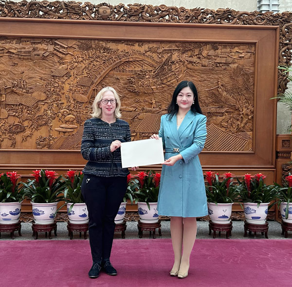 外交部礼宾司副司长王敏接受加拿大新任驻华大使梅倩琳递交国书副本_中华人民共和国外交部