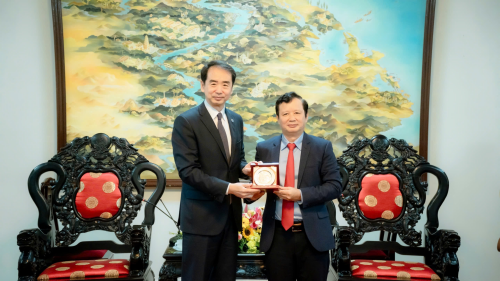 驻越南大使何炜会见承天顺化省委书记黎长流_中华人民共和国外交部