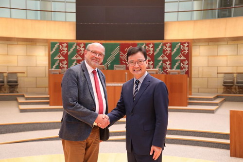 驻杜塞尔多夫总领事余勇拜会北威州第一副议长_缩小大小.jpg