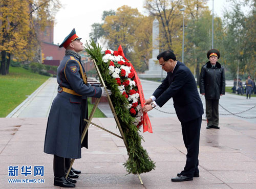 李克强向俄罗斯无名烈士墓献花圈— 中华人民共和国外交部 李克强向俄罗斯无名烈士墓献花圈— 中华人民共和国外交部