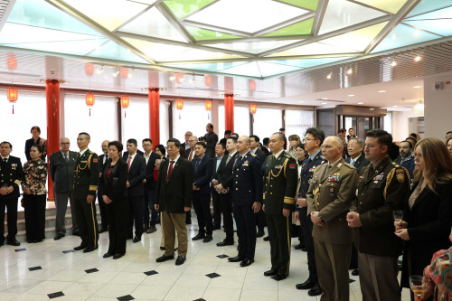 驻瑞典大使崔爱民出席使馆举办的国防武官到任招待会_中华人民共和国外交部
