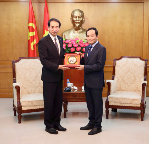 驻越南大使何炜拜会越共中央政策战略部部长陈流光_中华人民共和国外交部