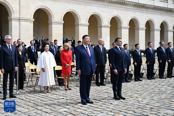 习近平出席法国总统马克龙举行的欢迎仪式2_缩小大小.jpg